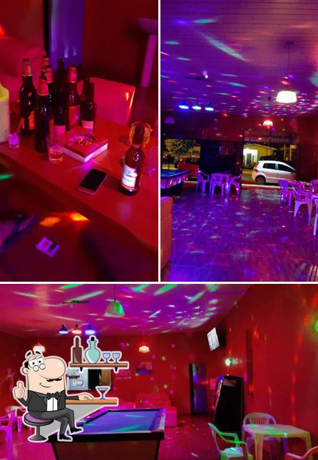 O interior do Drinks Bar