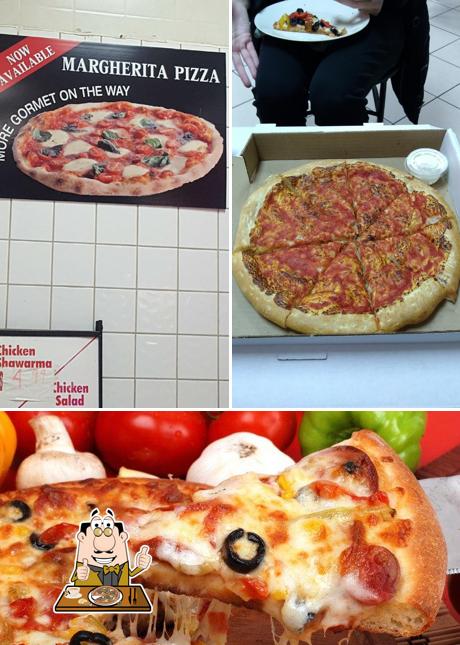 Queen's Pizza & Wings, 178 Queen St S in Hamilton Restaurant menu and reviews