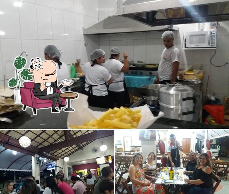 Sente em uma das mesas no PICANHA NA BRASA