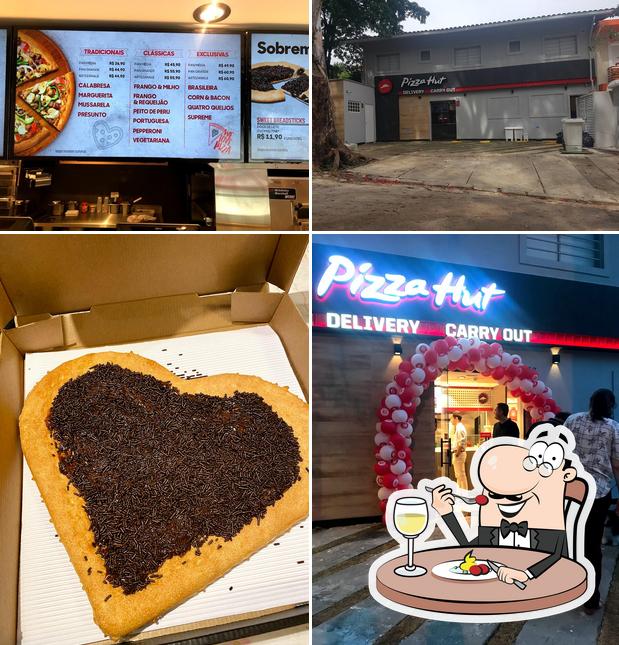 Entre diversos coisas, comida e exterior podem ser encontrados no Pizza Hut Vila Mascote