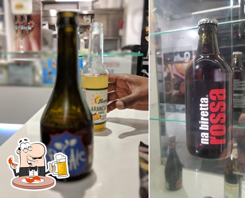 Puoi prenderti un rinfrescante bicchiere di birra chiara o scura