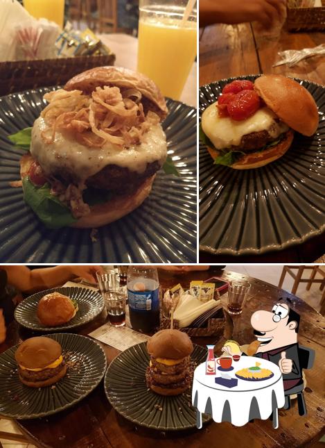 Delicie-se com um hambúrguer no Barbarus Burger - Hamburgueria Medieval