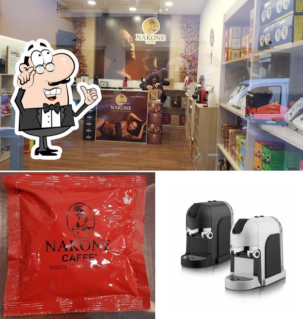 Dai un'occhiata agli interni di Nakone Caffe