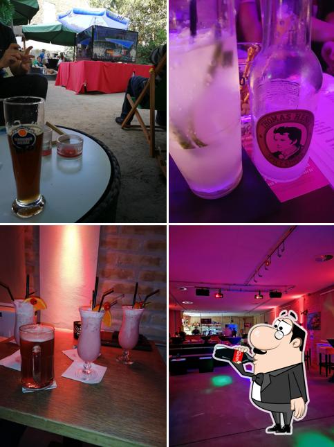 Взгляните на это изображение, где видны напитки и внутреннее оформление в Club Laguna your dance bar with style