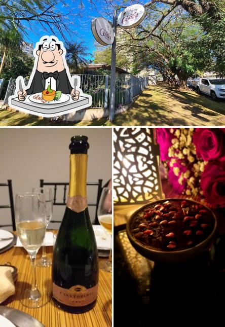A comida e exterior do restaurante