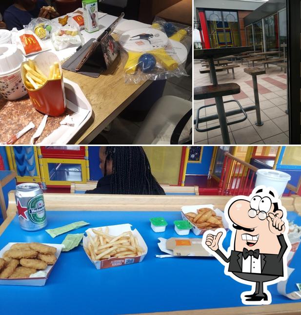 Installez-vous à l'une des tables de McDonald's