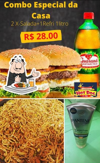 Dê uma olhada a imagem mostrando comida e cerveja no Hot Dog E Cia