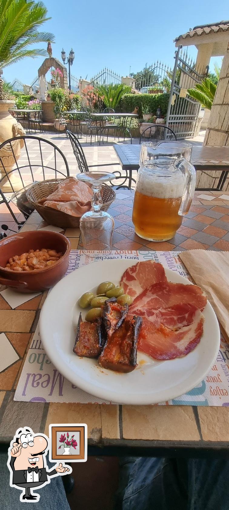 Siediti a un tavolo di Ristorante la Tavernetta.