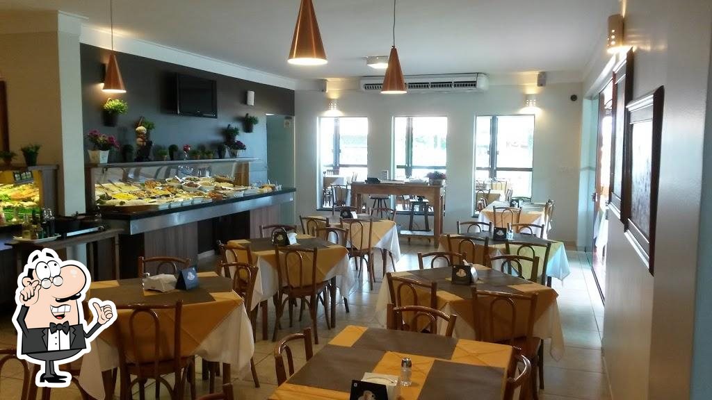 Sente em uma das mesas no Marçal Pizza & Bar.