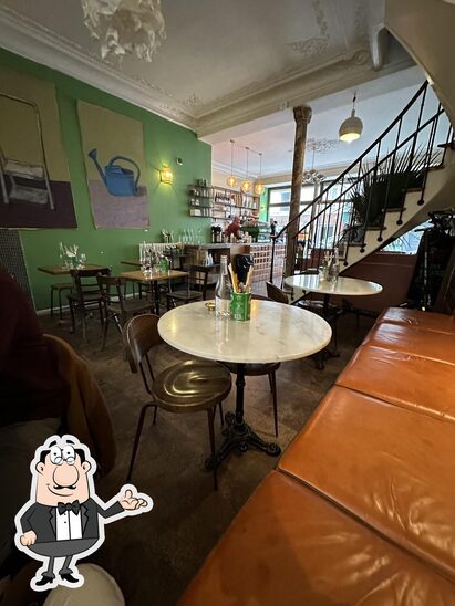 Installez-vous à l'une des tables de The Hood Paris.