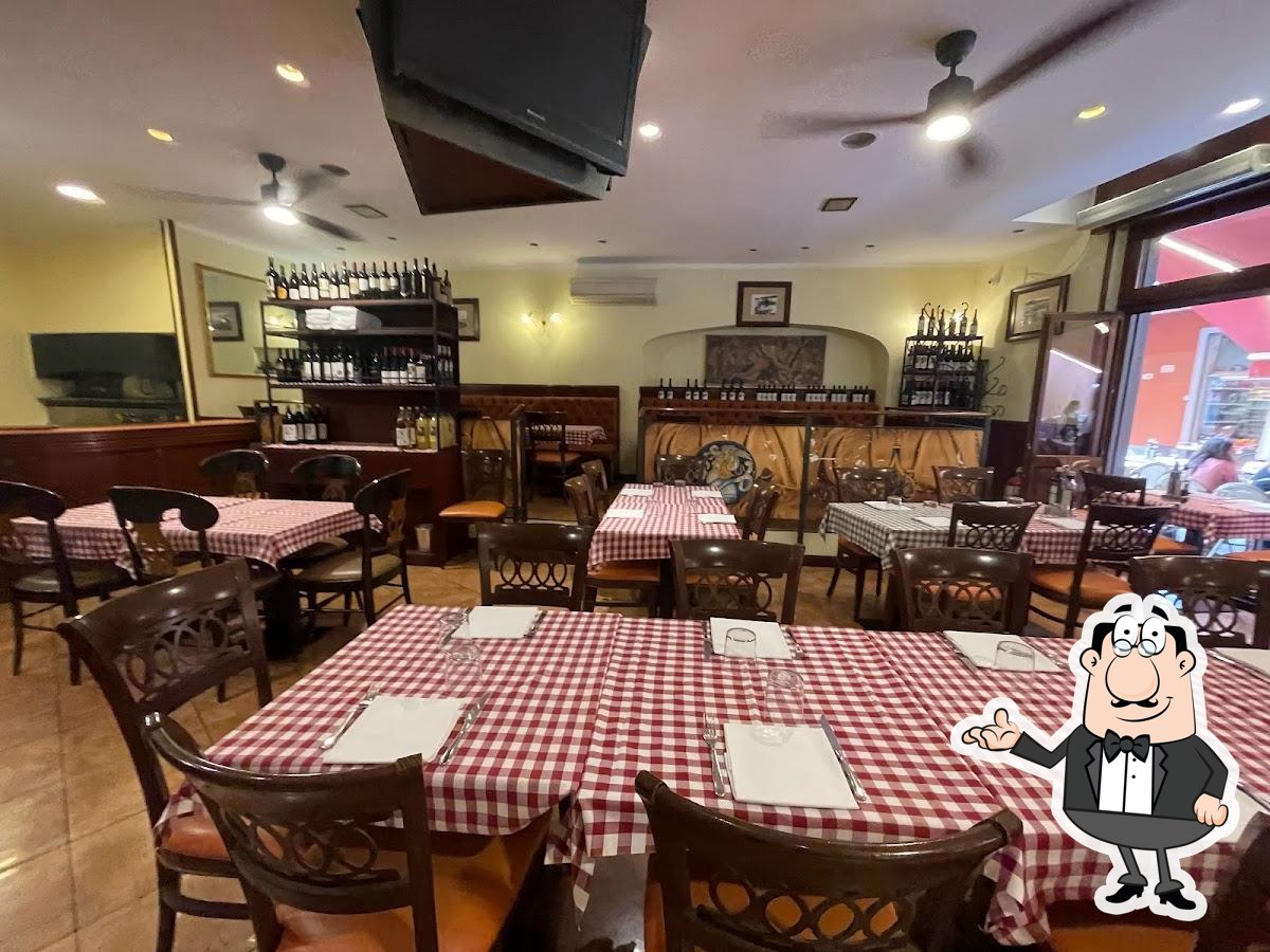 Siediti a un tavolo di Ristorante "Il Moro".