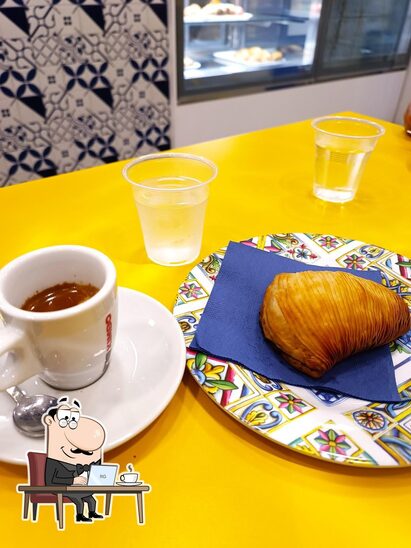 Dai un'occhiata agli interni di Pasticceria Napoletana Ferrero.