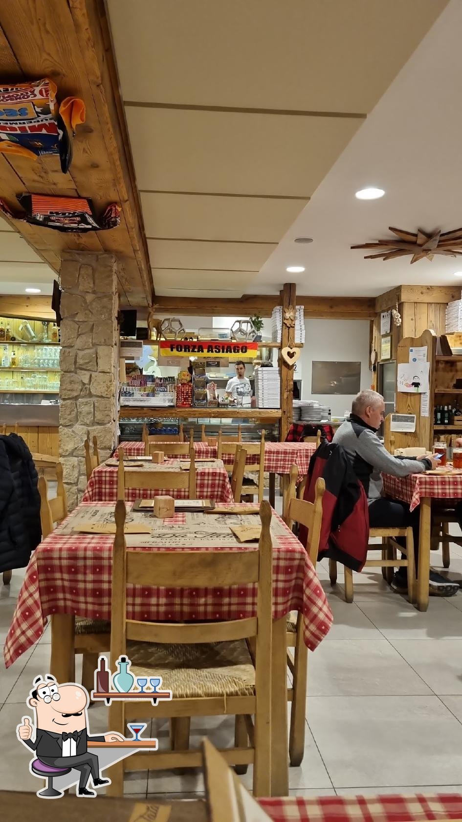 Dai un'occhiata agli interni di Pizzeria Bar da Tata.