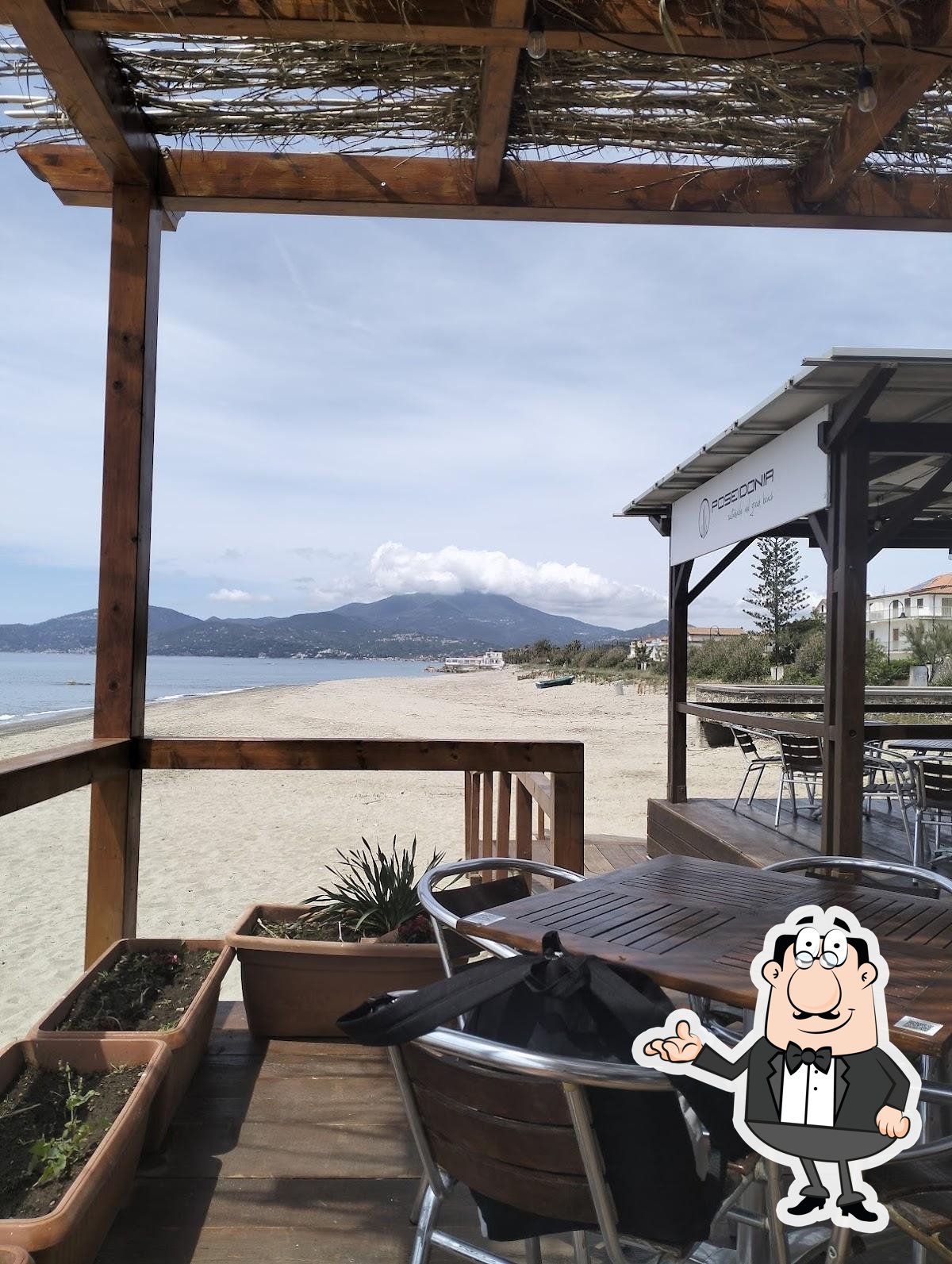 Siediti a un tavolo di Poseidonia Beach Club: Ristorante sulla Sabbia - Pizzeria - Lounge & Sushi Bar -.