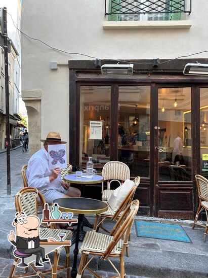 Installez-vous à l'une des tables de Papillon Japan Street - Mouffetard.