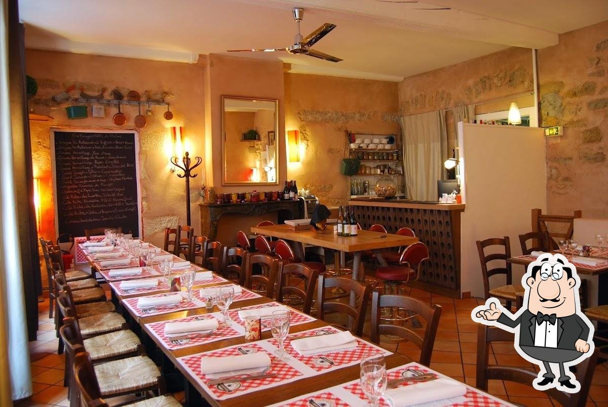 Installez-vous à l'une des tables de Les Fines Gueules.