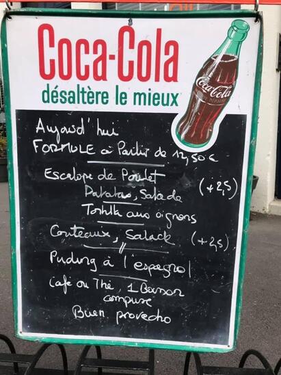 Découvrez le menu du jour sur le tableau.