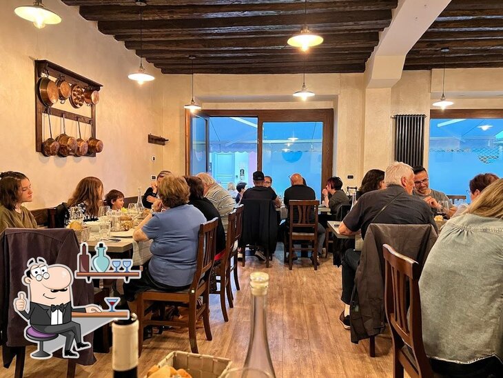 Gli interni di Hostaria Del Calvino Trattoria Ristorante Aosta.