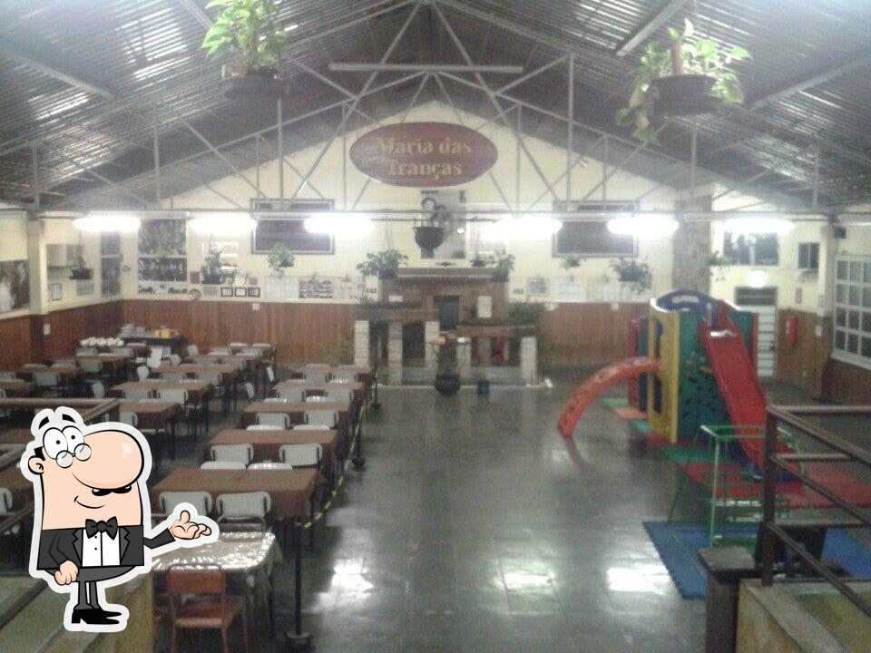 Sente em uma das mesas no Restaurante Maria das Tranças.