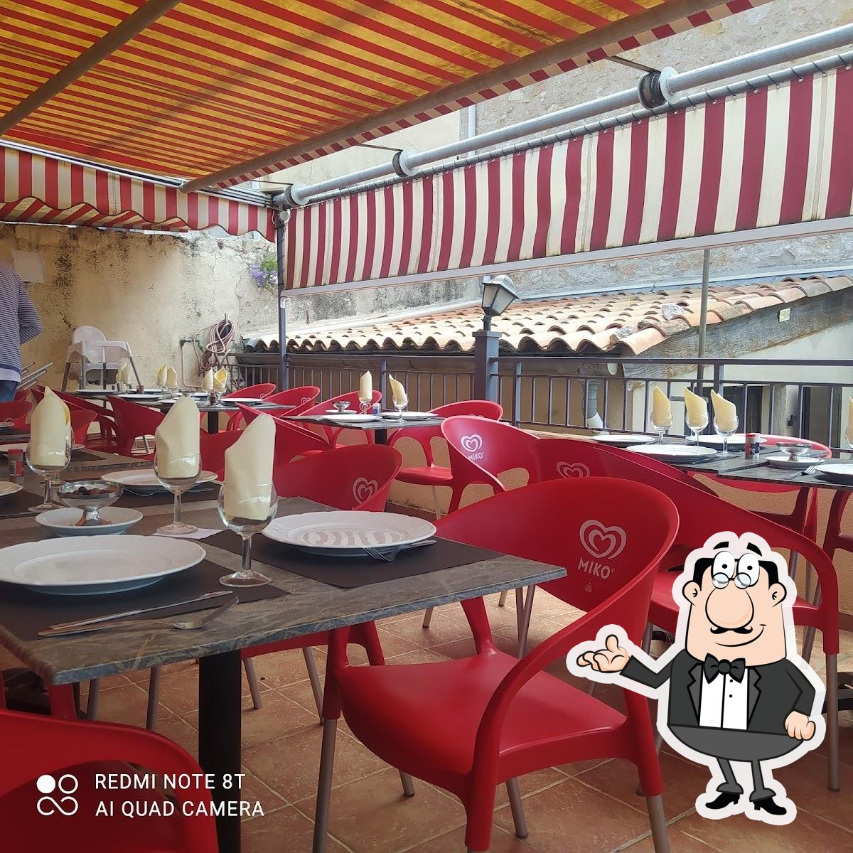 Installez-vous à l'une des tables de Le Saint Yves.