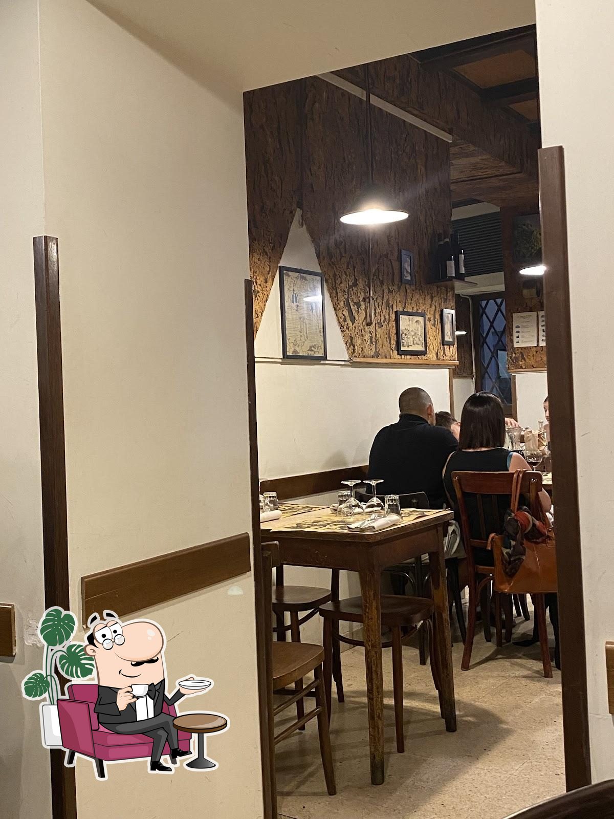 Siediti a un tavolo di Taverna Romana.