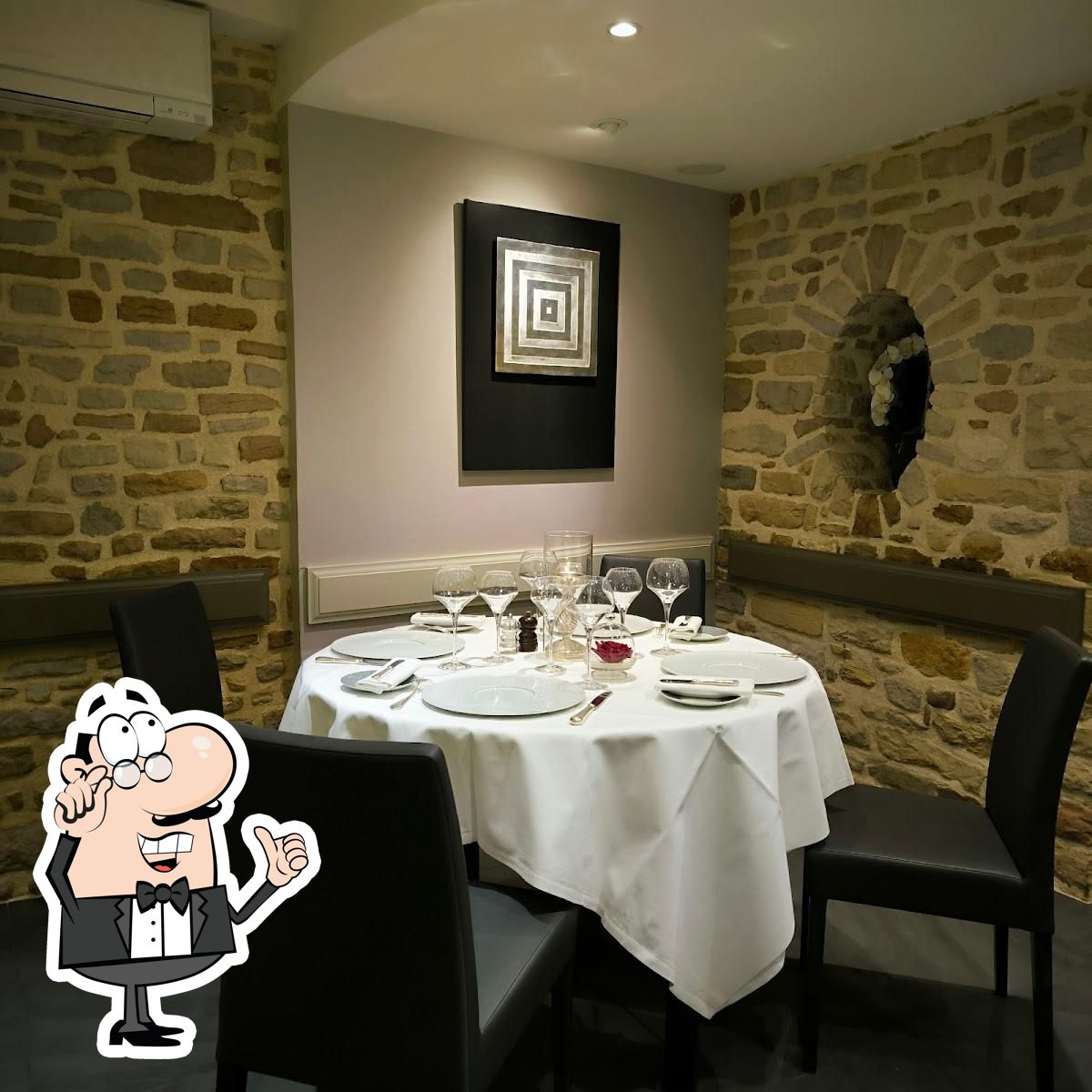 Installez-vous à l'une des tables de Restaurant Pierre.