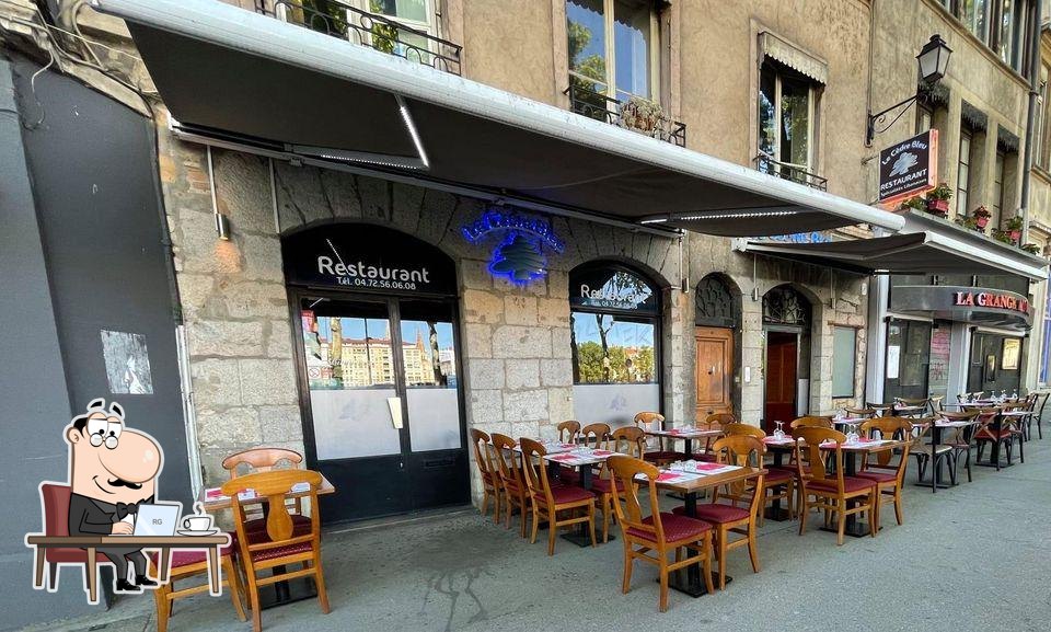 Installez-vous à l'une des tables de Le Cèdre Bleu.