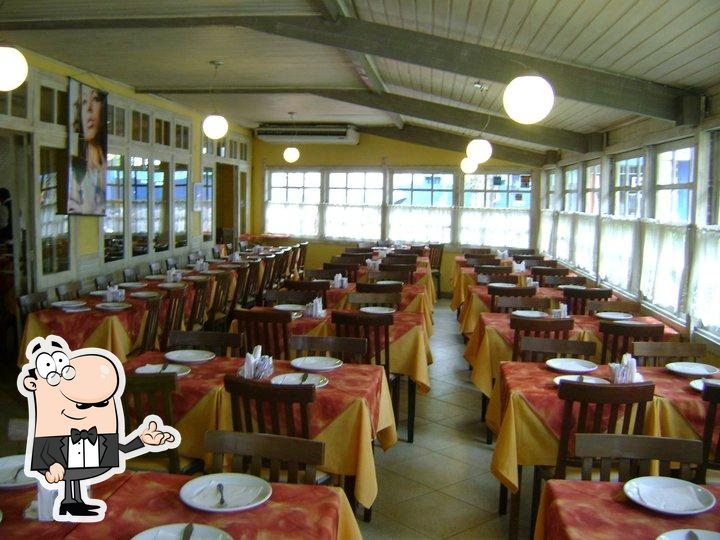 Sente em uma das mesas no Restaurante Umas & Ostras.