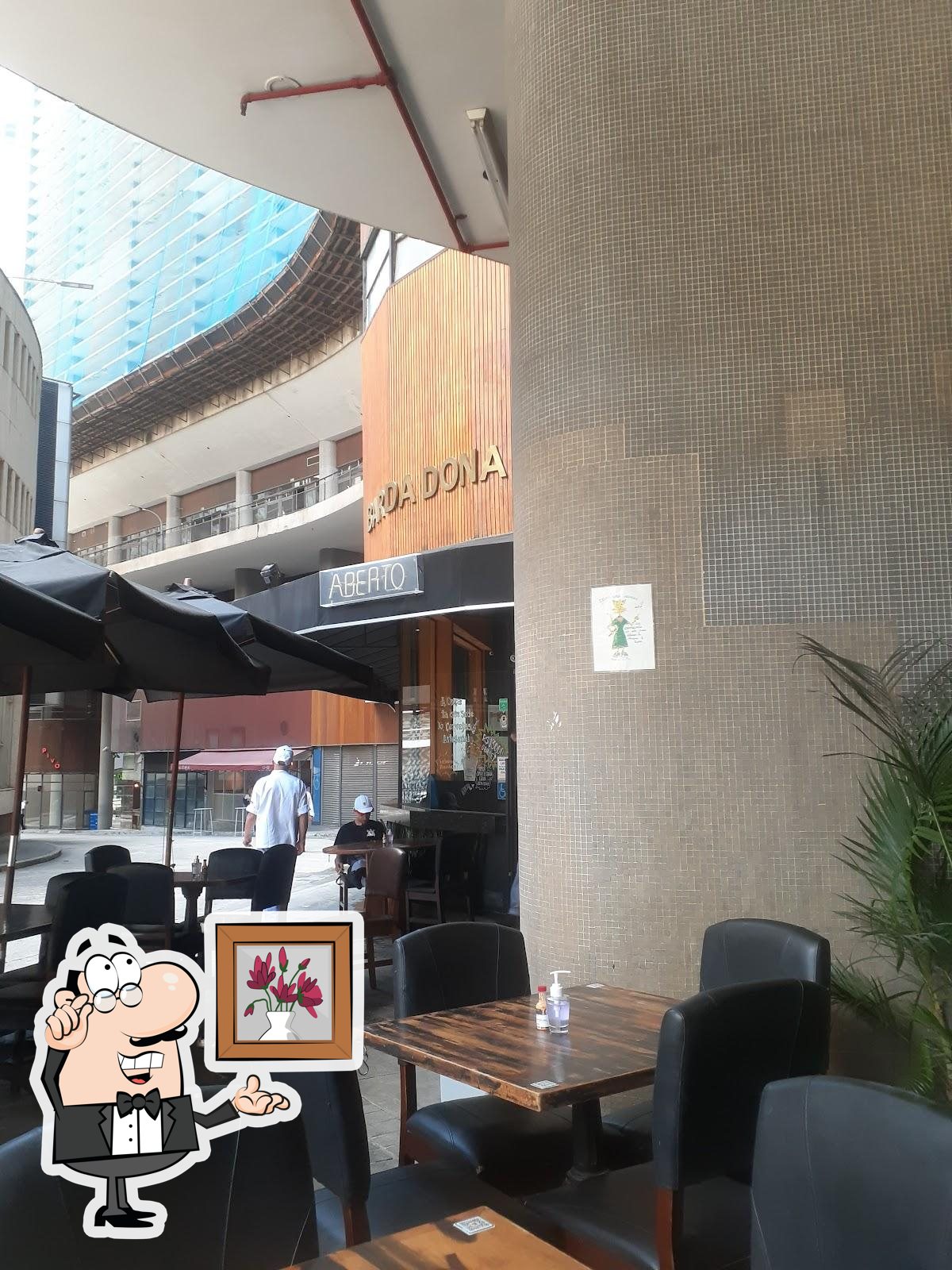 Sente em uma das mesas no Bar da Dona Onça.