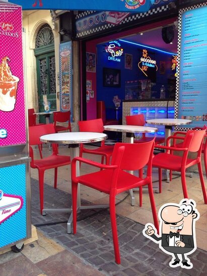 Installez-vous à l'une des tables de Lucky Days - Burger Montpellier.