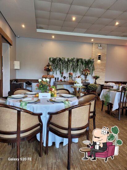 Sente em uma das mesas no Churrascaria Trevisan Campinas.