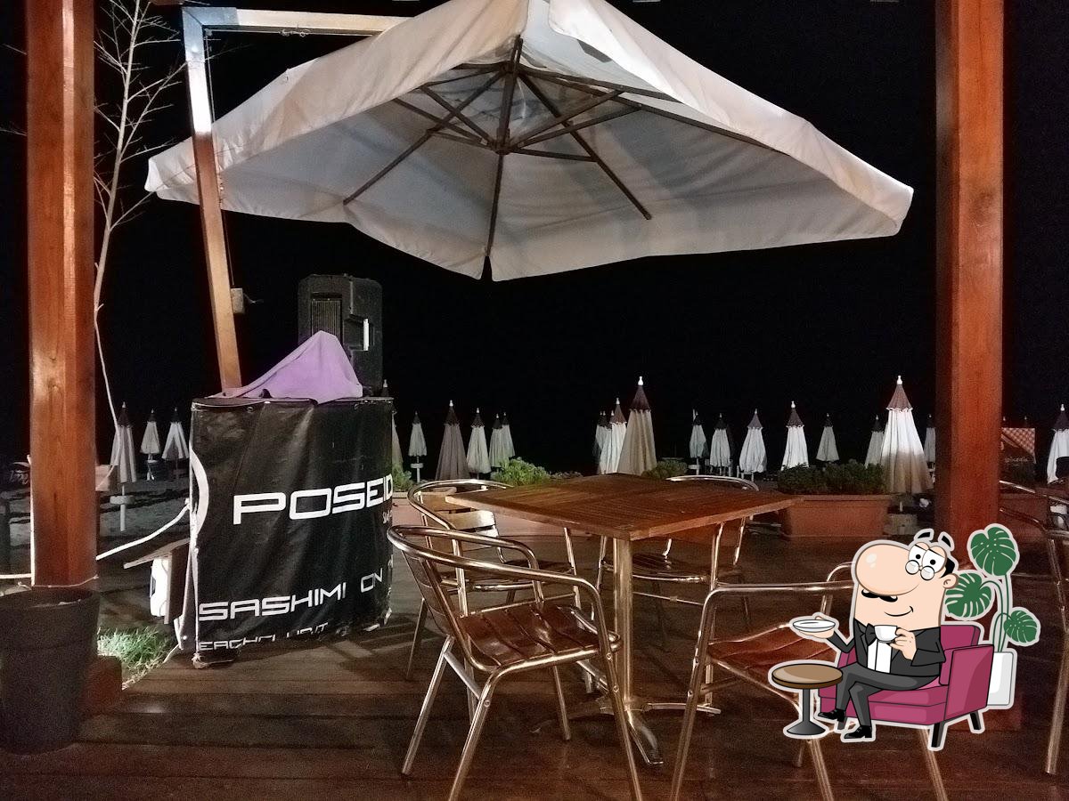 Siediti a un tavolo di Poseidonia Beach Club: Ristorante sulla Sabbia - Pizzeria - Lounge & Sushi Bar -.