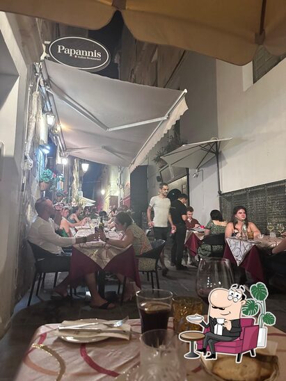 Découvrez l'intérieur de Papannis Restaurant.