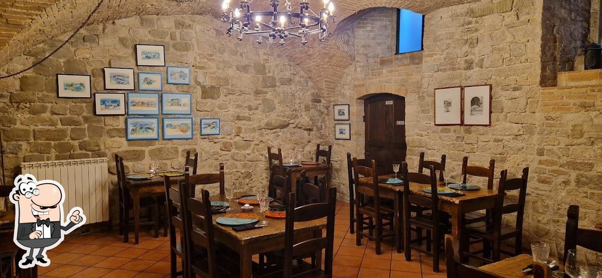 Siediti a un tavolo di Ristorante Settimo Sigillo.