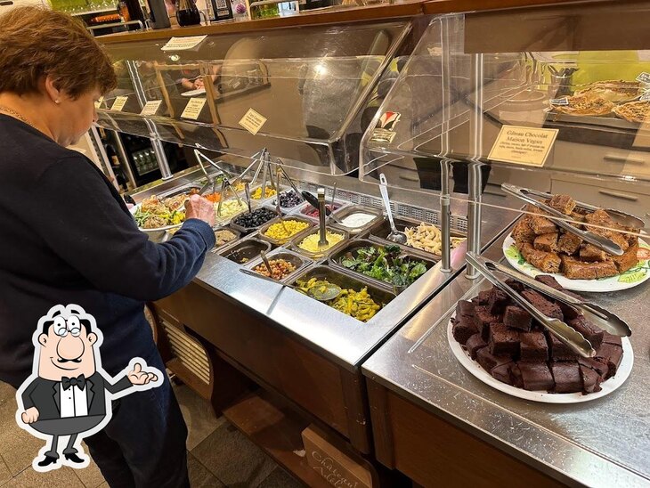 Installez-vous à l'une des tables de La Faim des Haricots.