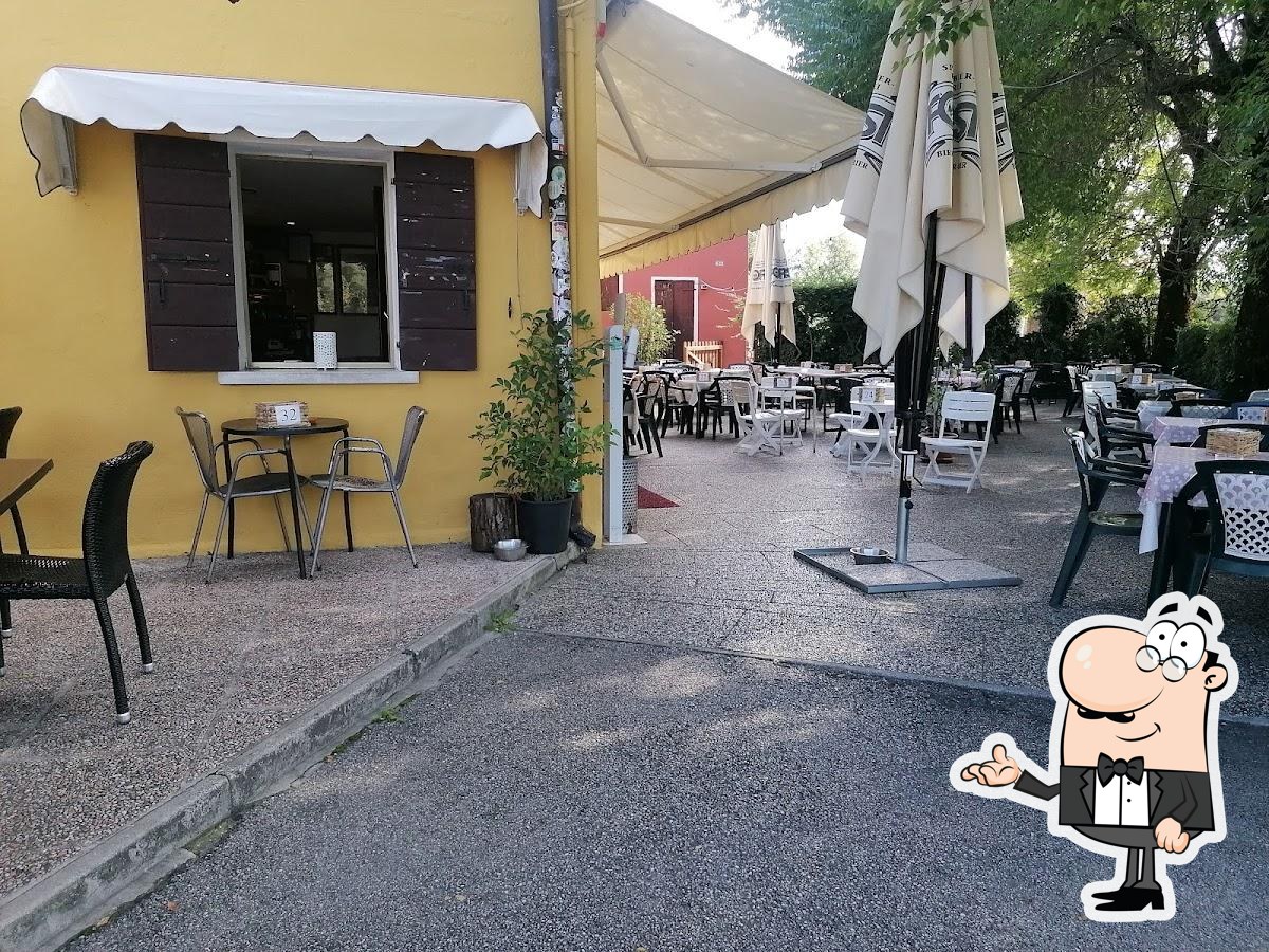 Dai un'occhiata agli interni di Osteria da Nea Sas.