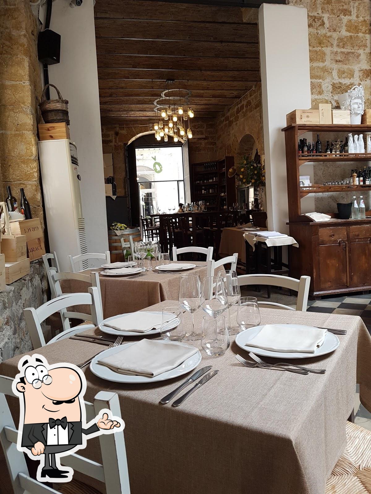Gli interni di Osteria Ballarò.