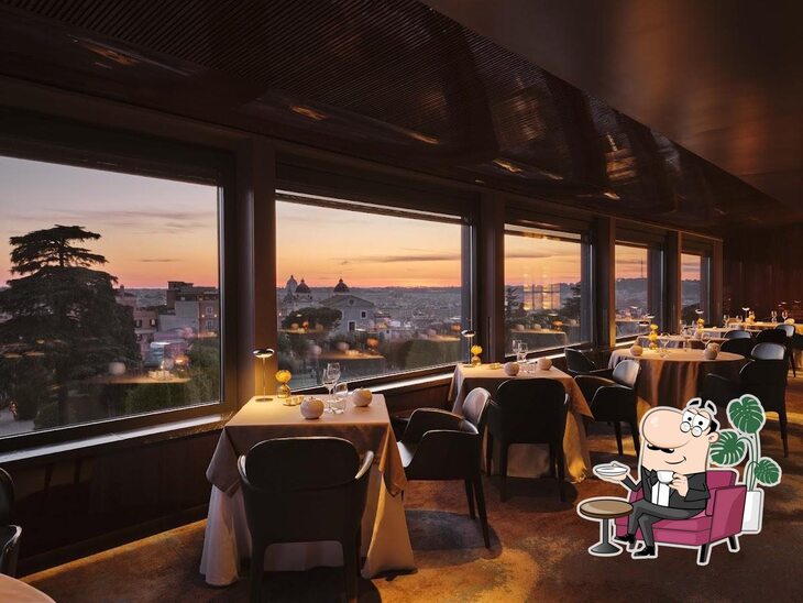 Siediti a un tavolo di La Terrazza. Siediti a un tavolo di La Terrazza.