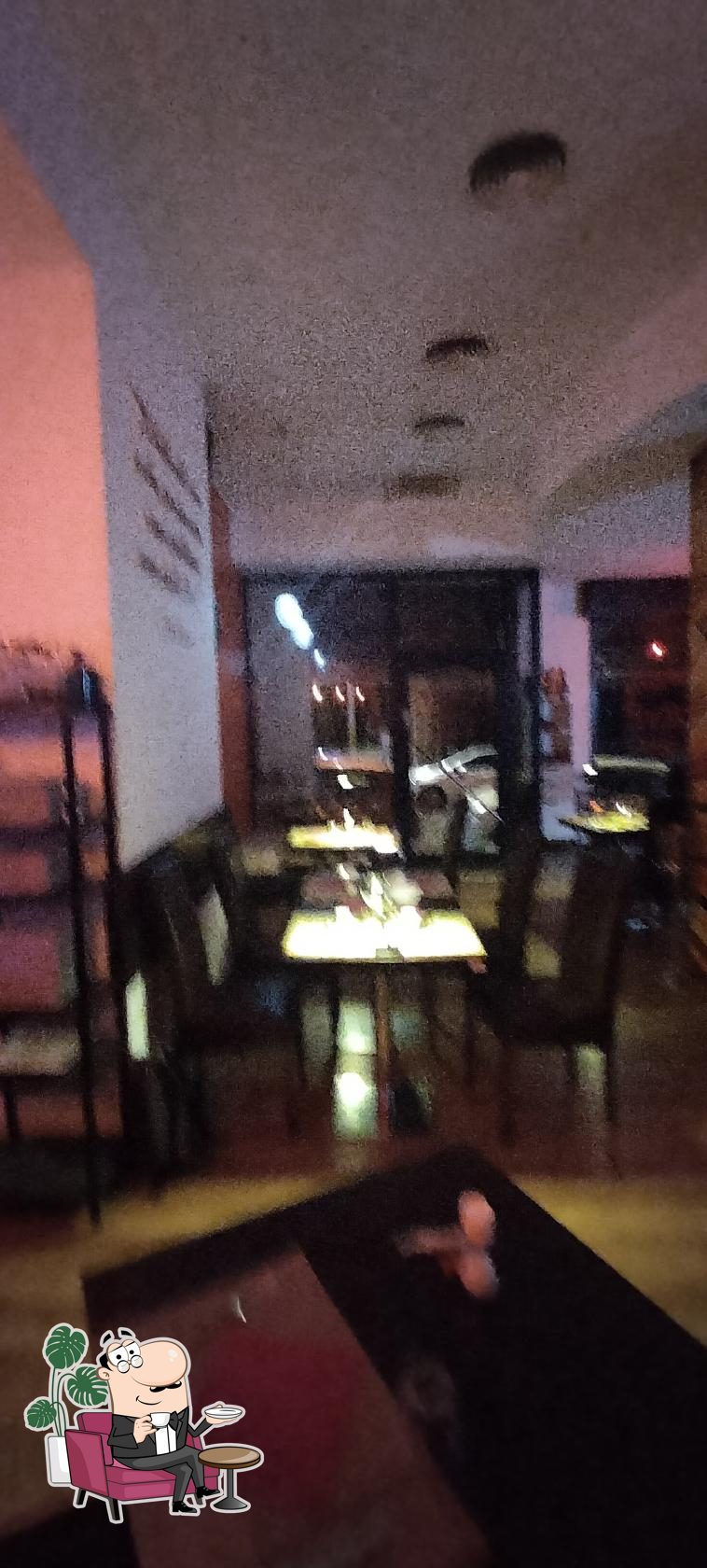 Dai un'occhiata agli interni di Caffè DiVino.