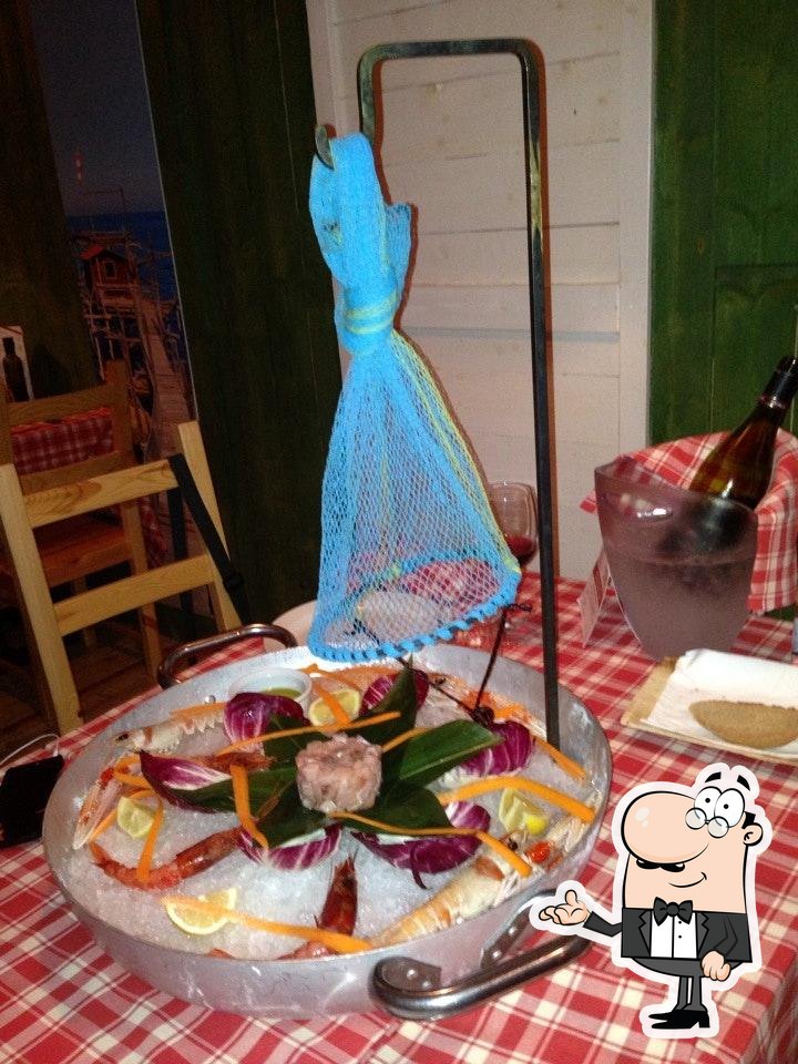 Siediti a un tavolo di Zio Pesce Restaurant- Officina di Mare.