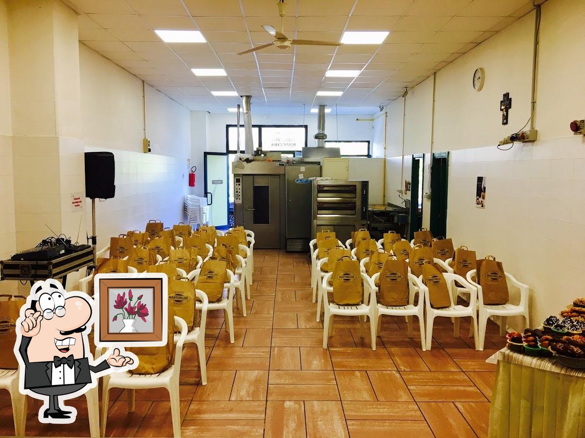 Siediti a un tavolo di Pasticceria Mansi.