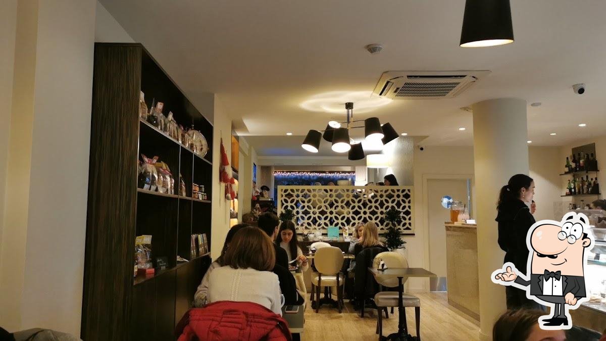 O interior do Ana Tão Gourmet & Salão de Chá.