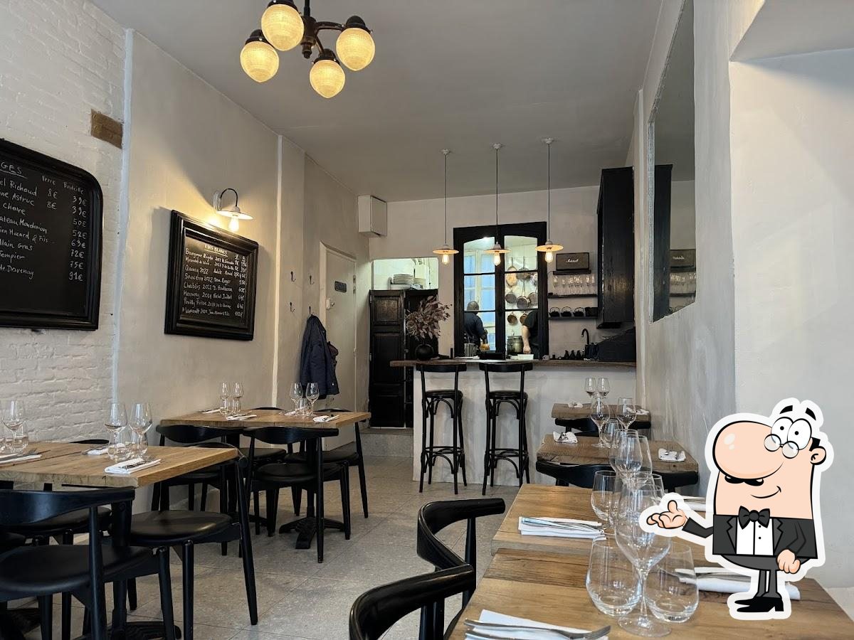 Installez-vous à l'une des tables de Seb'on.