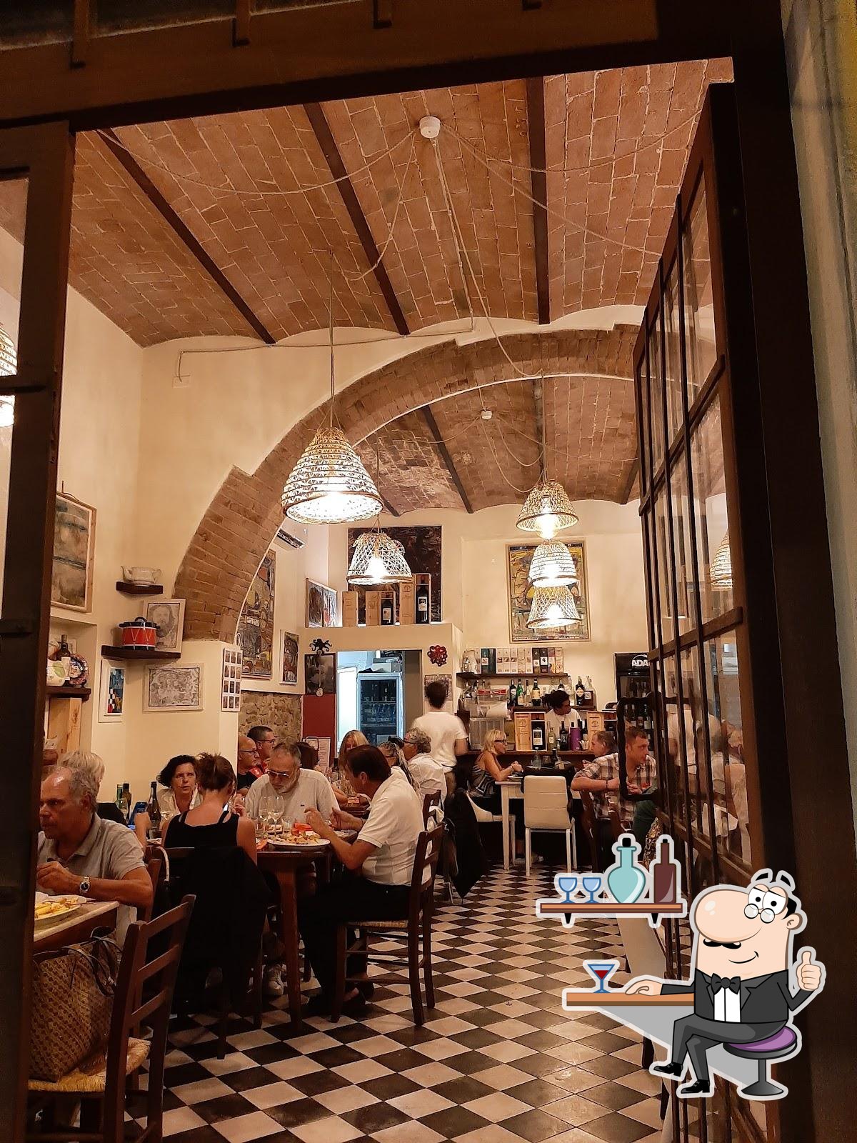 Siediti a un tavolo di Osteria Mangiafoco.