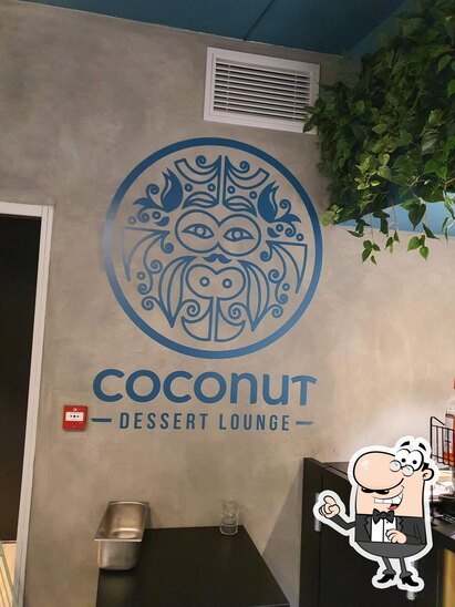 Installez-vous à l'une des tables de Coconut Dessert Lounge.