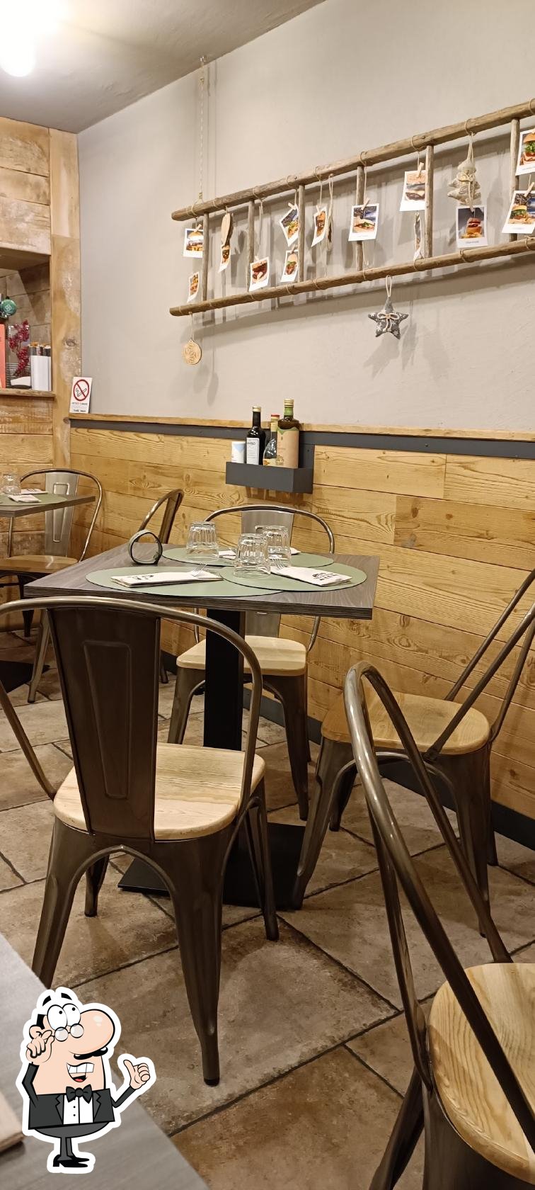 Siediti a un tavolo di Alpanino. Siediti a un tavolo di Alpanino.