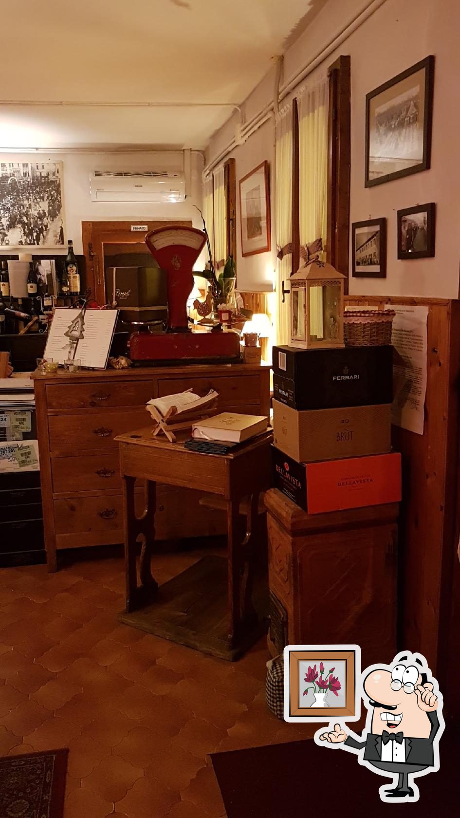 Siediti a un tavolo di Trattoria Da Carmelo.