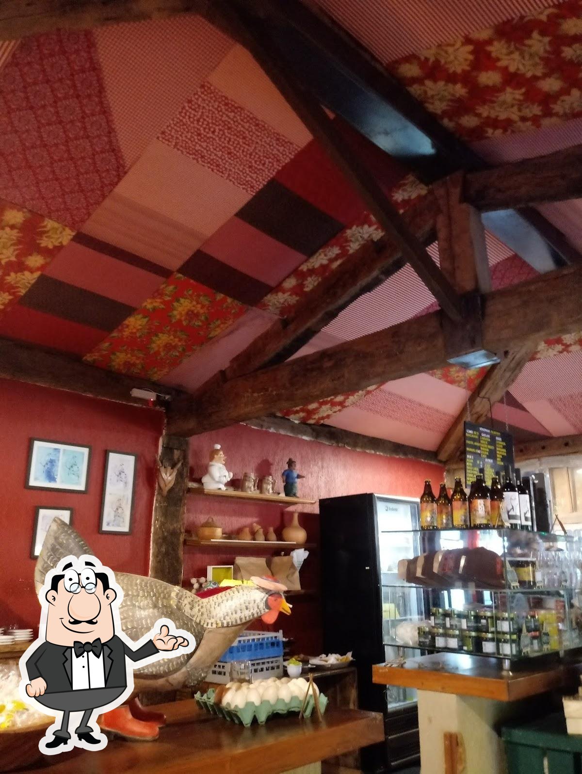 Sente em uma das mesas no Restaurante Paladino.