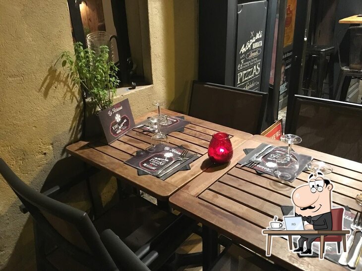 Installez-vous à l'une des tables de Pizzeria la Terrasse.