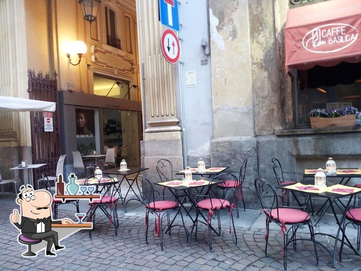 Siediti a un tavolo di Caffè della Basilica.